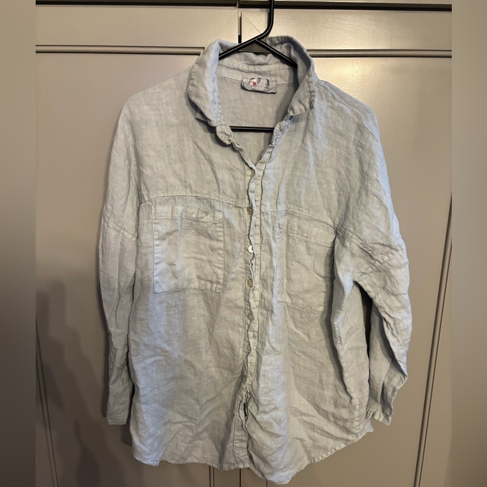 Beautiful Tina Stephen’s light blue 100% linen blouse. O/S